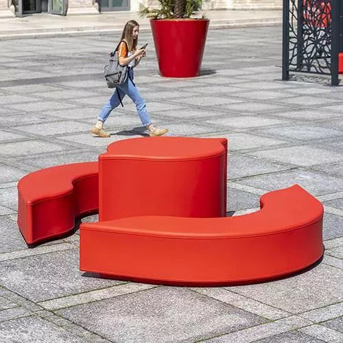 Table design organique - ARABESQUE - Concept Urbain - en polyéthylène / avec piètement en polyéthylène / courbée