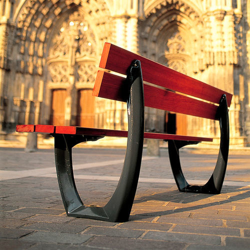 Banc public contemporain - DELTA - Concept Urbain - en fonte / en bois exotique / avec dossier