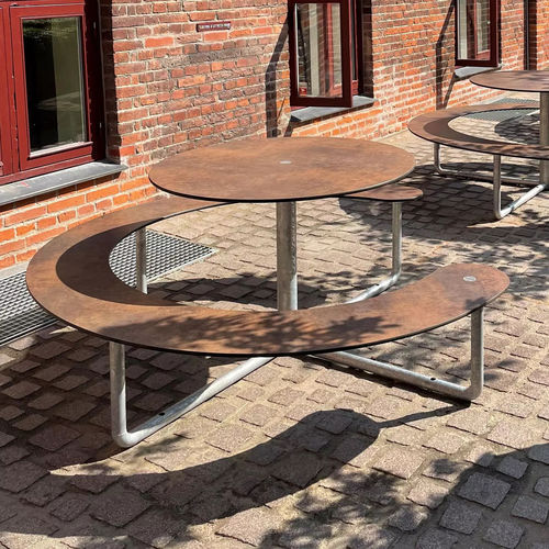 Table de pique-nique contemporaine - ALTA - Concept Urbain - en HPL / avec piètement en acier galvanisé / ronde