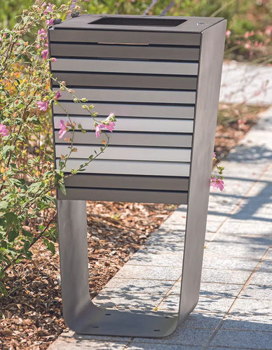Poubelle publique - KARMA - Concept Urbain - en tôle d'acier / en aluminium / avec couvercle