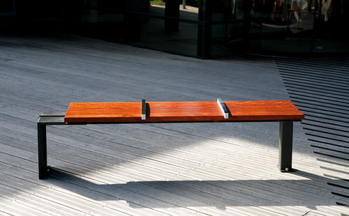 Banc public contemporain - &Eacute;V&Eacute;OLE B - Concept Urbain - en bois exotique / en fonte / en aluminium poli