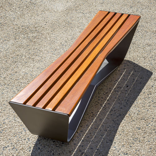 Banc public contemporain - KARMA - Concept Urbain - en tôle d'acier / en bois exotique / sans dossier
