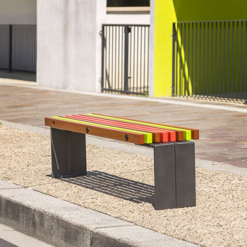 Banc public contemporain - COLOR - Concept Urbain - en fonte / en acier inoxydable / en bois exotique