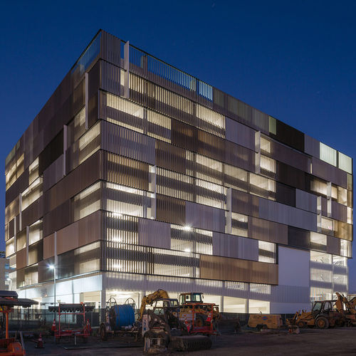 Brise-soleil en aluminium - UCSF PARKING STRUCTURE - A. Zahner - pour façade / vertical / orientable