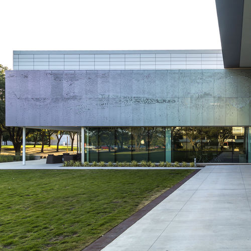 Bardage en panneaux - DAVIDSON-GUNDY ALUMNI CENTER - A. Zahner - en aluminium / en aluminium perforé / en enduit