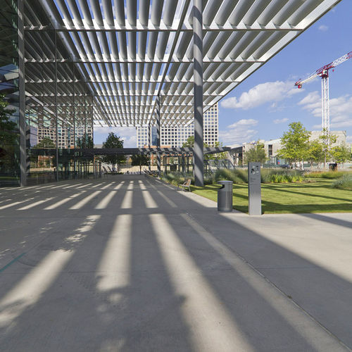 Auvent pour bâtiment tertiaire - WINSPEAR OPERA HOUSE - A. Zahner - en aluminium / plat / contemporain