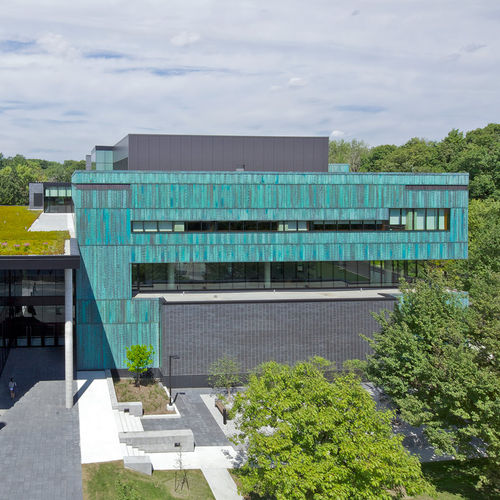 Bardage en panneaux - INSTRUCTIONAL CENTRE, TORONTO - A. Zahner - en cuivre / vertical / patiné