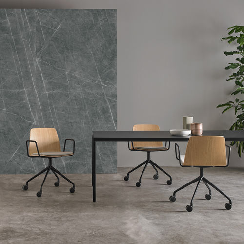 Chaise de travail en chêne blanc - VARYA WOOD - INCLASS - en noyer / en hêtre / à roulettes