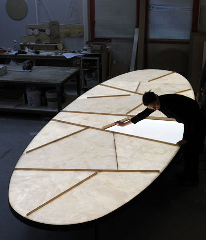 Table de réunion contemporaine - RINCK - Atelier-alain-ellouz - en albâtre / avec piètement en métal / ovale