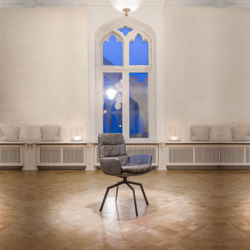 Chaise contemporaine - ARVA - KFF - d'intérieur / en simili cuir / avec piètement en métal