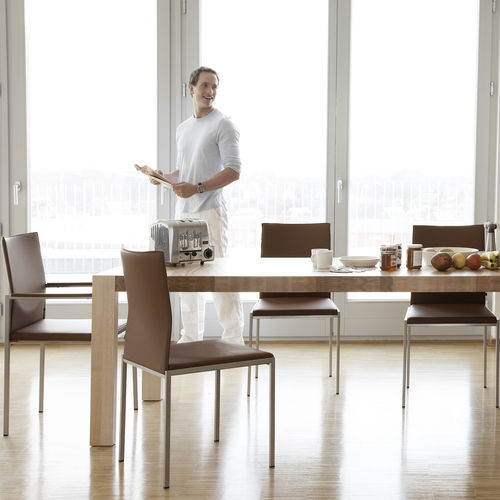Chaise visiteur contemporaine - NIVO - KFF - d'intérieur / en cuir / en contreplaqué moulé
