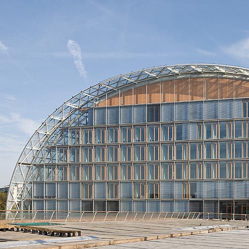 Bardage en panneaux -  EUROPEAN INVESTMENT BANK, LUXEMBOURG - Schindler - en bois / réfléchissant
