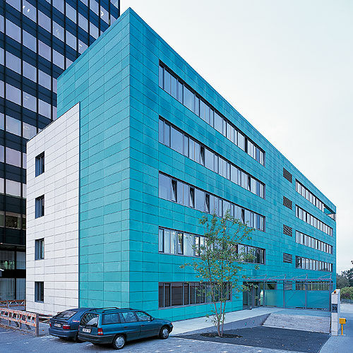 Bardage à cassettes - OFFICE BUILDING DBV-WINTERTHUR VERSICHERUNGEN, WIESBADEN - Schindler - en pierre naturelle / patiné