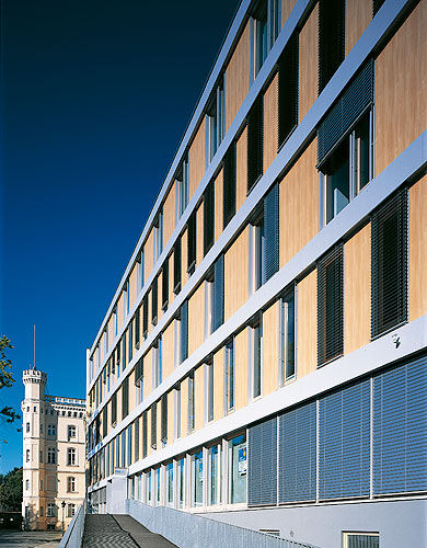 Bardage en panneaux - OFFICE BUILDING FÜRSTENWALL, MAGDEBURG - Schindler - en bois / lisse