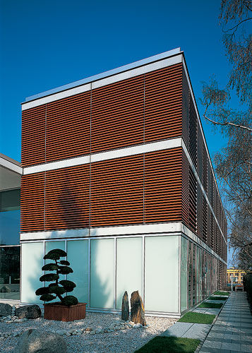 Brise-soleil en bois -  HAUS DER BEGEGNUNG, BERLIN - Schindler - pour façade