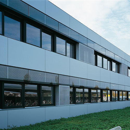 Bardage en panneaux - SECONDARY GENERAL SCHOOL, KÖNIGSBRUNN - Schindler - en aluminium / en métal / lisse