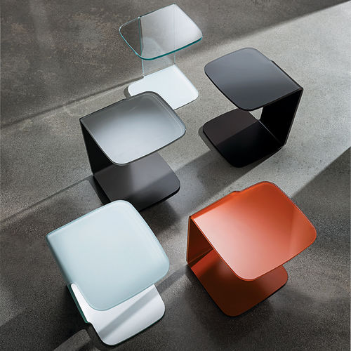 Table d'appoint contemporaine - SHELL - Sovet Italia - en verre laqué / en verre bombé / avec piètement bombé