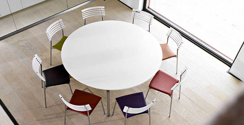 Table contemporaine - RAIL - Randers+Randers - en érable / ronde
