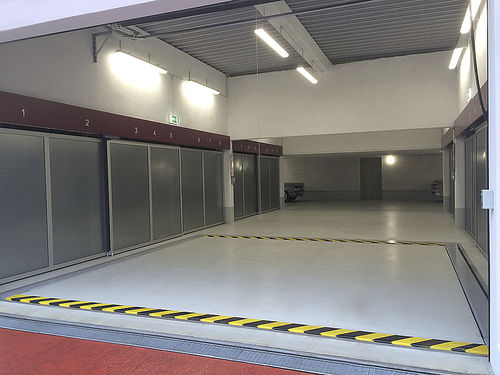 Système de stationnement avec plate-forme - MULTIBASE U10 - KLAUS Multiparking GmbH - avec ascenseur