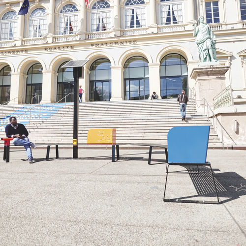 Banc public contemporain - BANKI - TF URBAN - en acier thermolaqué / avec dossier / sans dossier