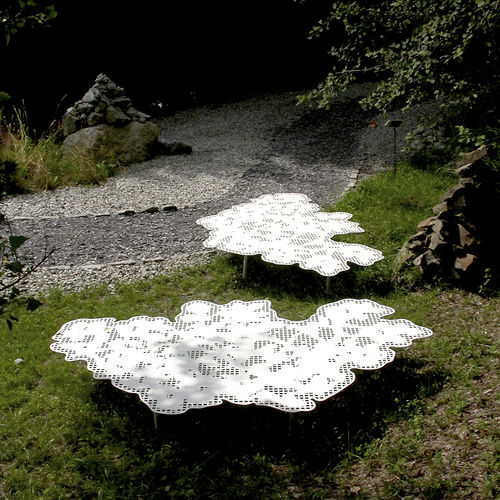 Banc public design original - DÉJEUNER SUR L’OMBRE - TF URBAN - en acier thermolaqué / en béton / sans dossier