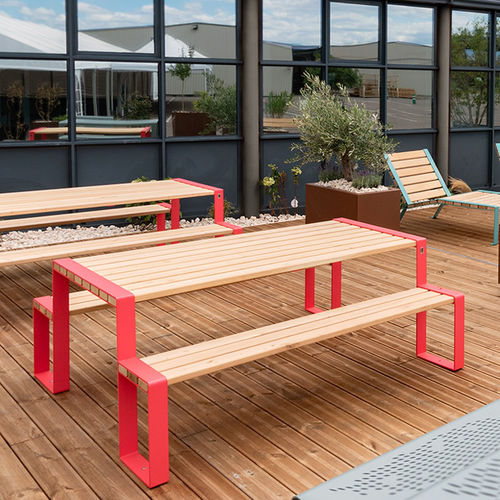 Table de pique-nique contemporaine - FORÉZIEN - TF URBAN - en acier thermolaqué / en bois massif / avec piètement en acier