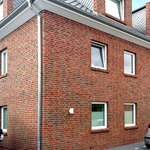 Brique pour façade - WASSERSTRICH - Röben - pleine / isolante / à relief