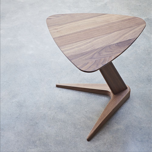 Table d'appoint contemporaine - DRONE - Dare Studio - en bois massif / avec piètement en bois massif / triangulaire