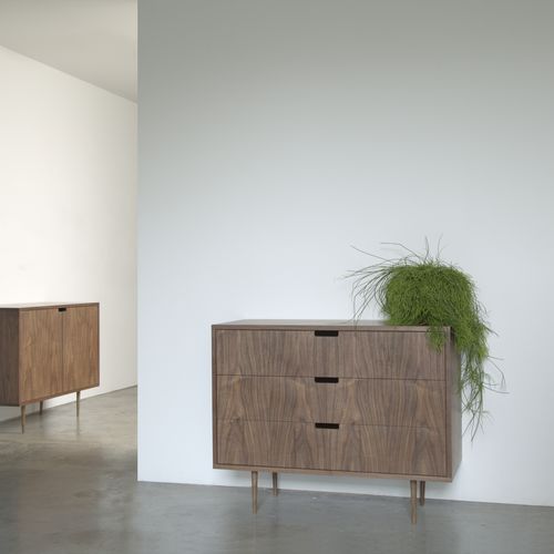 Commode contemporaine - ERROL - Dare Studio - en noyer américain / 3 tiroirs / marron