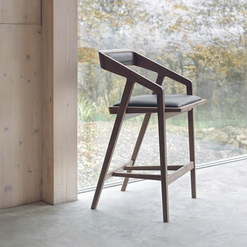 Chaise de bar contemporaine - KATAKANA - Dare Studio - d'intérieur / en tissu / avec piètement en bois massif