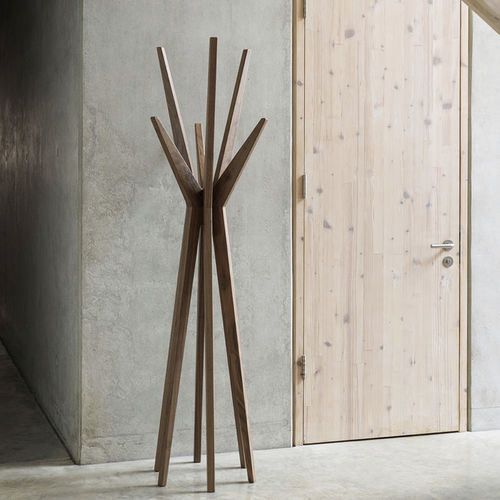 Porte-manteau sur pied - JACKSON - Dare Studio - contemporain / en noyer américain / pour stockage