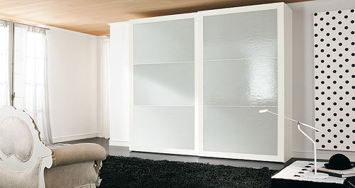 Armoire contemporaine - SPAZIO PLUS  - Homes - en bois laqué / en verre / à porte coulissante