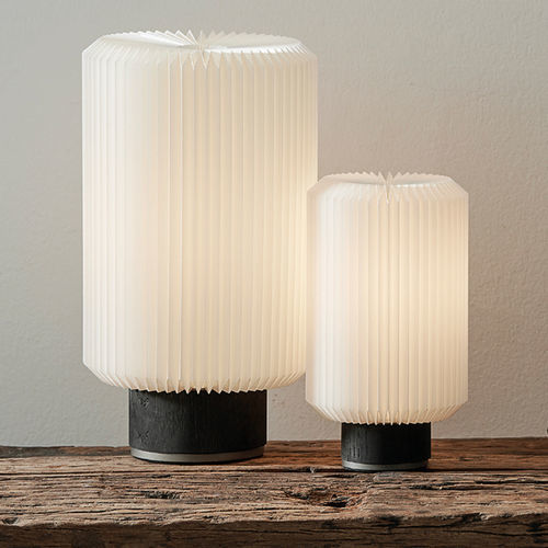 Lampe de table - CYLINDER  - LE KLINT - en chêne / contemporaine / d'intérieur