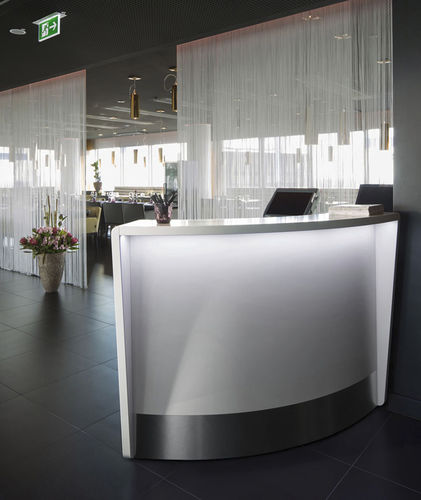 Banque d'accueil lumineuse - 60° RADIUS - MOREE - courbée / en placage de bois / pour restaurant
