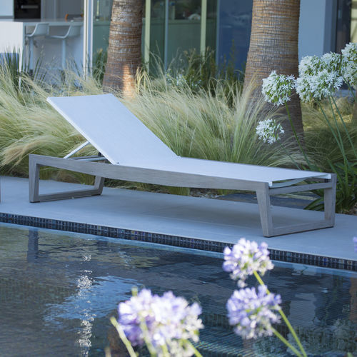 Bain de soleil contemporain - SKAAL - LES JARDINS - en Batyline® / en teck / professionnel