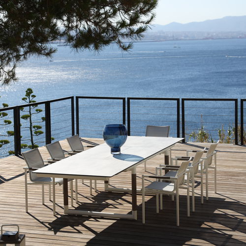 Table contemporaine - BASTINGAGE - LES JARDINS - en HPL / avec piètement en aluminium / avec piètement en teck