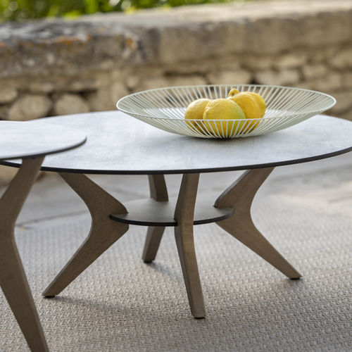 Table basse contemporaine - SELVA - LES JARDINS - en HPL / avec piètement en teck / ronde