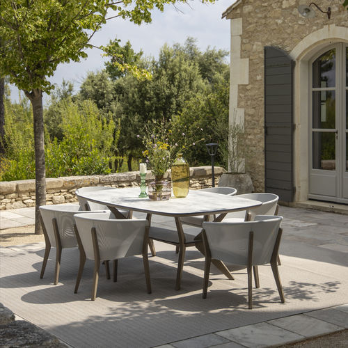 Table à manger contemporaine - SELVA - LES JARDINS - en HPL / avec piètement en teck / ovale