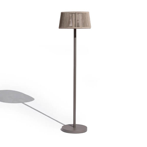 Lampe sur pied - ROP & STRIP - LES JARDINS - en aluminium / en corde / contemporaine