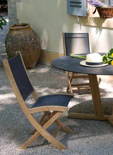 Chaise de jardin contemporaine - TEKURA - LES JARDINS - en noyer / pliante / résidentielle