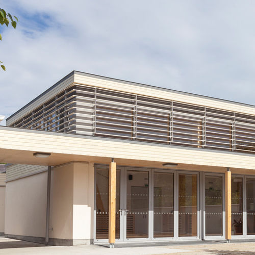 Brise-soleil en bois - VISITOR CENTRE - Accsys Technologies - pour façade / pour fenêtre / horizontal