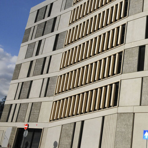 Brise-soleil en bois - HIGHLIGHT PARKING GARAGE - Accsys Technologies - en béton / pour façade / pour fenêtre