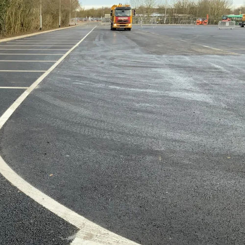Revêtement de sol en asphalte - SUPERDRAINASPHALT® - Aggregate Industries - pour extérieur / pour le tertiaire / routier