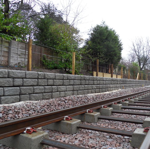 Mur de soutènement en béton - REDI-ROCK™ - CPM Group Ltd  - modulaire / pour chemin de fer / finition pierre