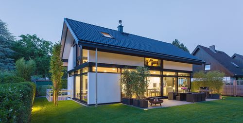Maison préfabriquée - MODUM 6 SAMPLE 1 - Huf Haus  - écologique / contemporaine / à 2 étages
