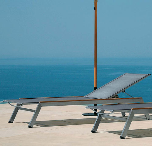 Bain de soleil contemporain - Equinox - Barlow Tyrie - en Textilene® / en teck / en acier inoxydable