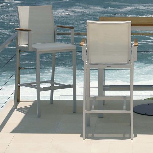 Chaise de bar contemporaine - Aura Carver - Barlow Tyrie - pour plage de piscine / en Textilene® / avec piètement en aluminium