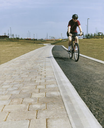 Bordure franchissable pour trottoir - CYCLEWAY  - Marshalls plc  - en pierre reconstituée / linéaire