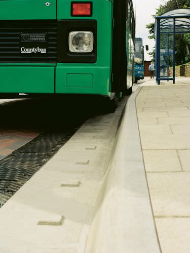 Bordure pour trottoir - BUS STOP - Marshalls plc  - en béton / linéaire