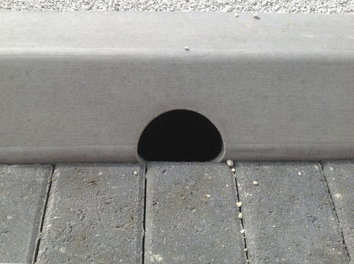 Bordure de caniveau - MONO BEANY - Marshalls plc  - en béton / linéaire